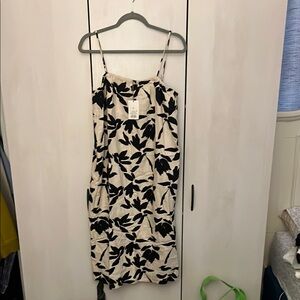 Elegant Black and White Sundress with Spaghetti Straps for Resort Wear